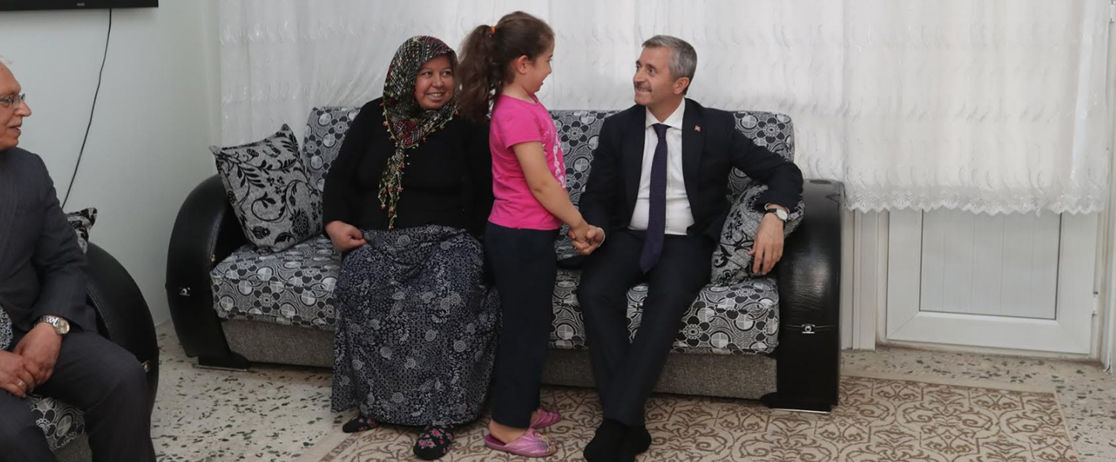 Bakanmz, Aileleri Ziyaret Etti
