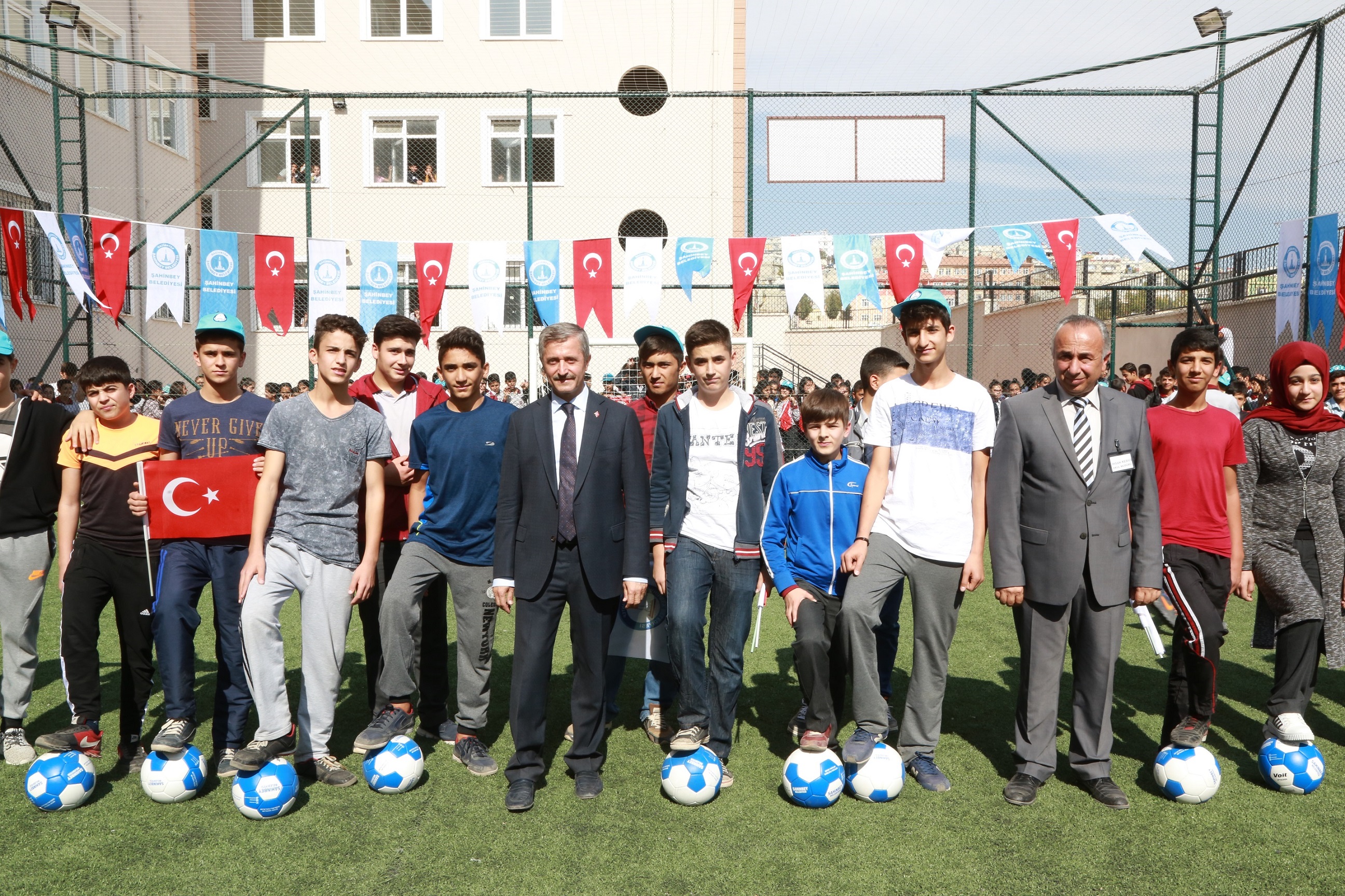 �ahinbey Belediyesi�nden Okullara Yeni Hal� Saha