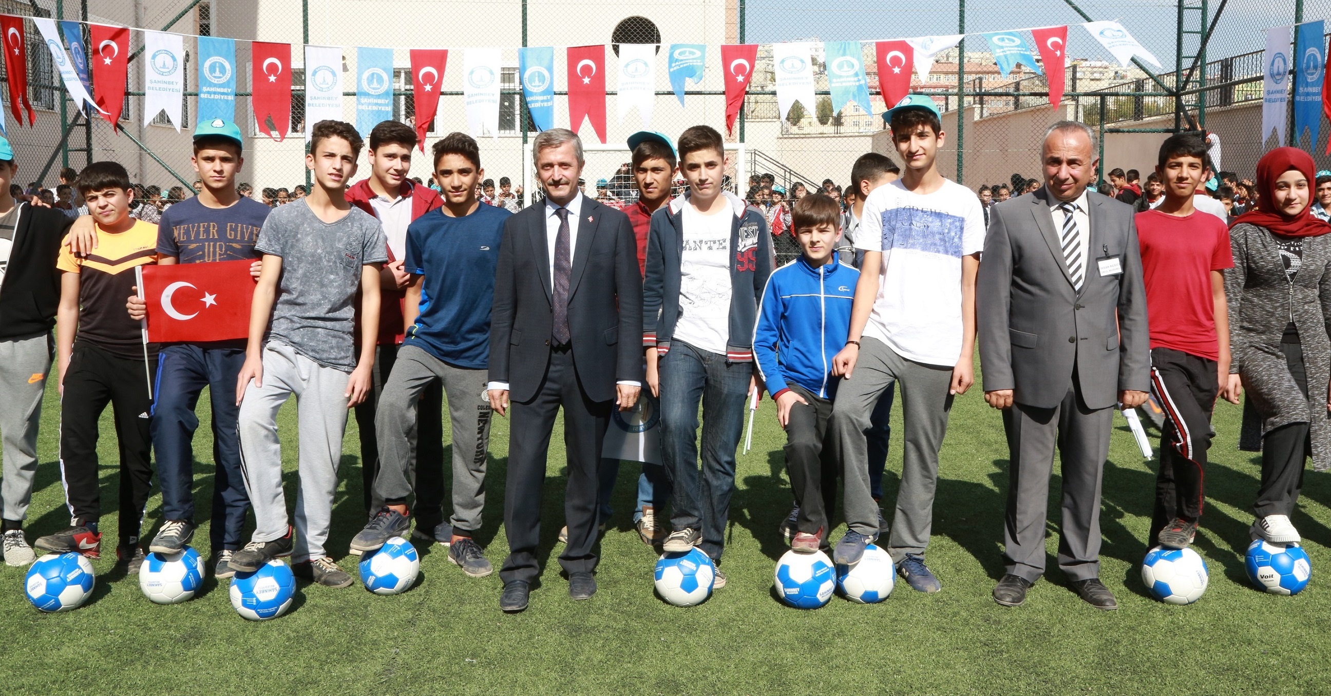 �ahinbey Belediyesi�nden Okullara Yeni Hal� Saha