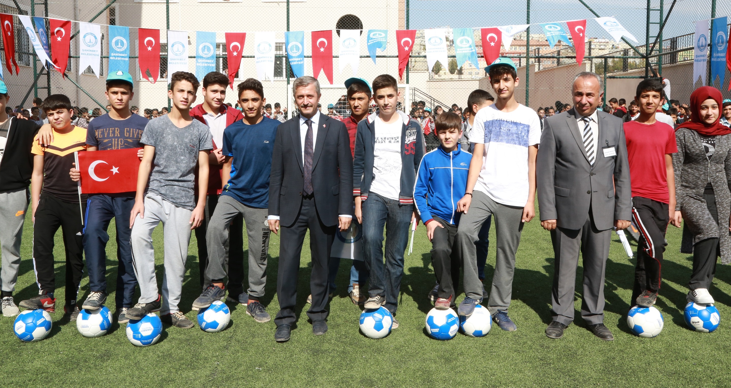 �ahinbey Belediyesi�nden Okullara Yeni Hal� Saha