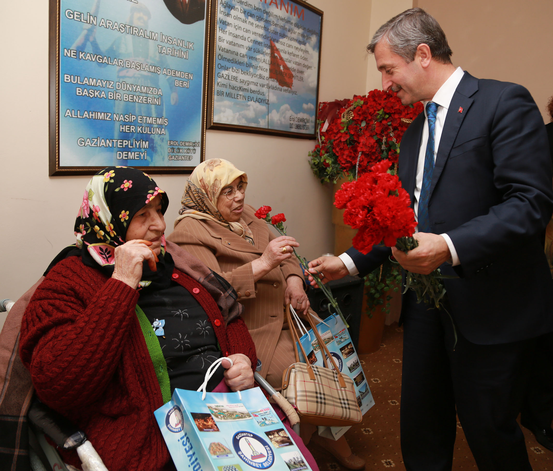 Bakan Tahmazolu Huzurevi Sakinleriyle Bulutu