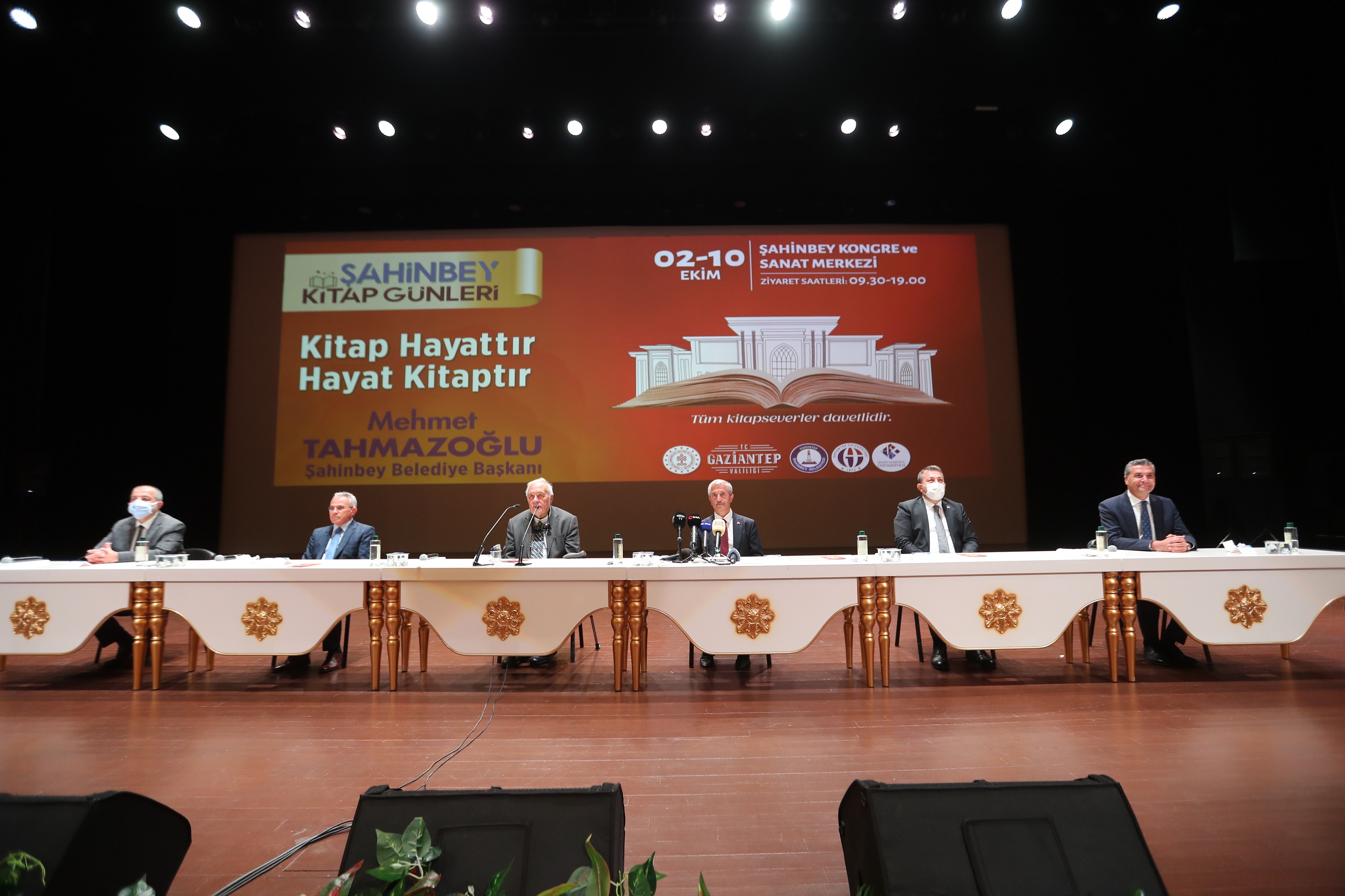 Belediyemiz Dev Kitap Fuarı Organizasyonunda İlber Ortaylı Okuyucuları İle Buluştu