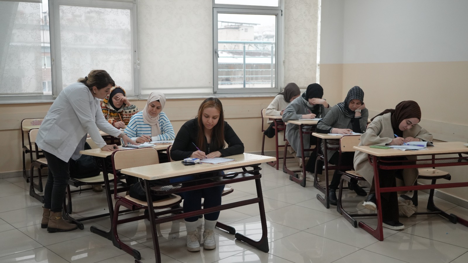 ahinbeyli Kadnlar ngilizce reniyor