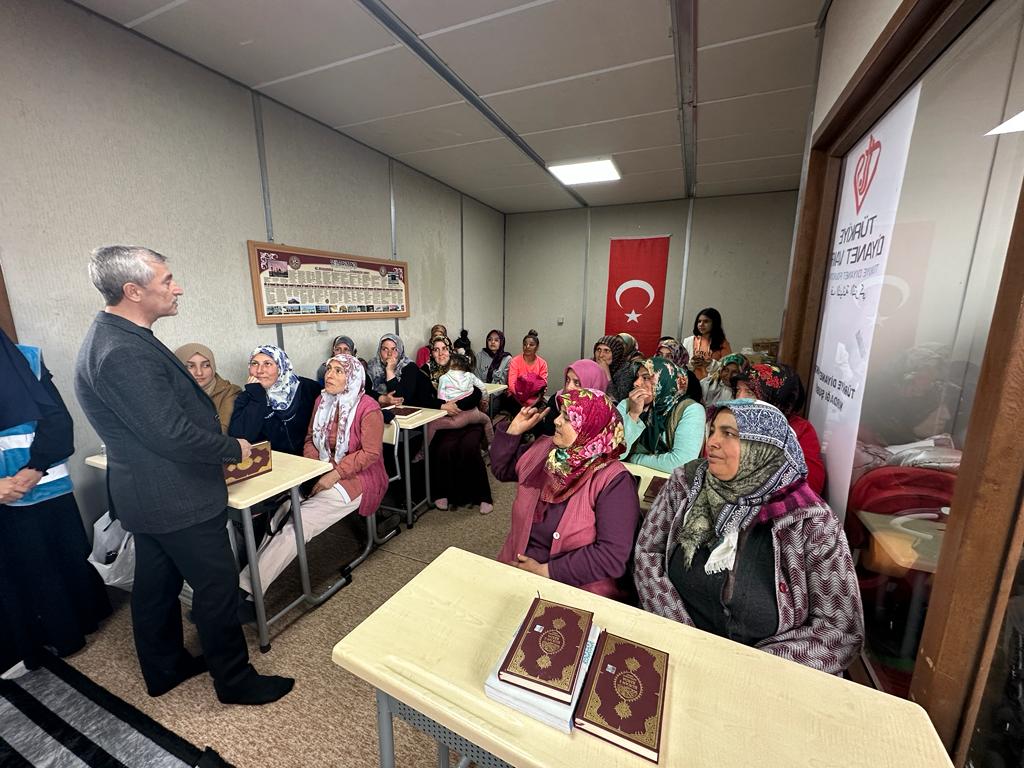 Bakanmz slahiye Ve Nurdanda Depremzedeleri Ziyaret Etti
