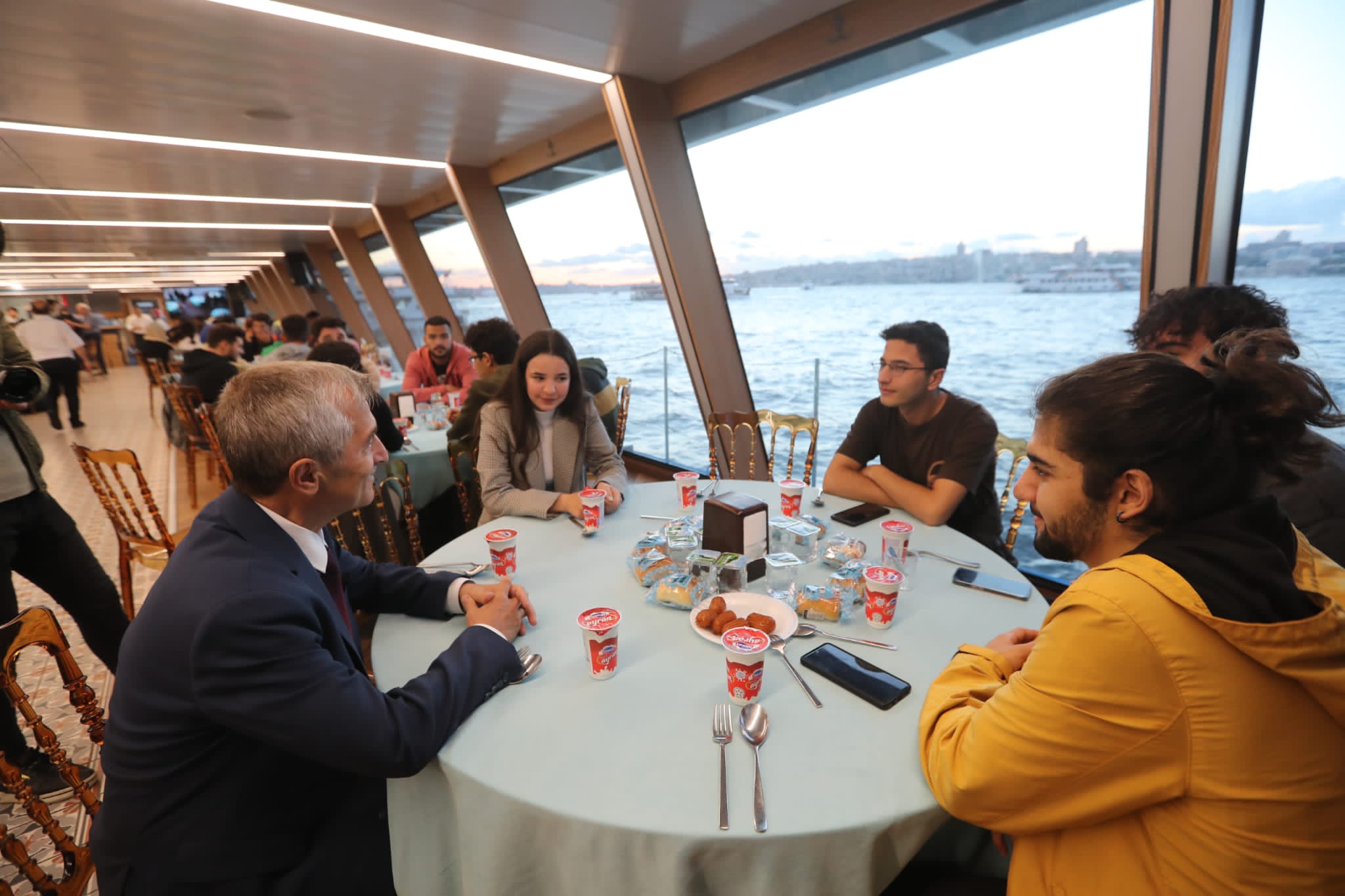 Bakanmz stanbulda Ve Ankarada ahinbeyli rencilerle Bir Araya Geldi