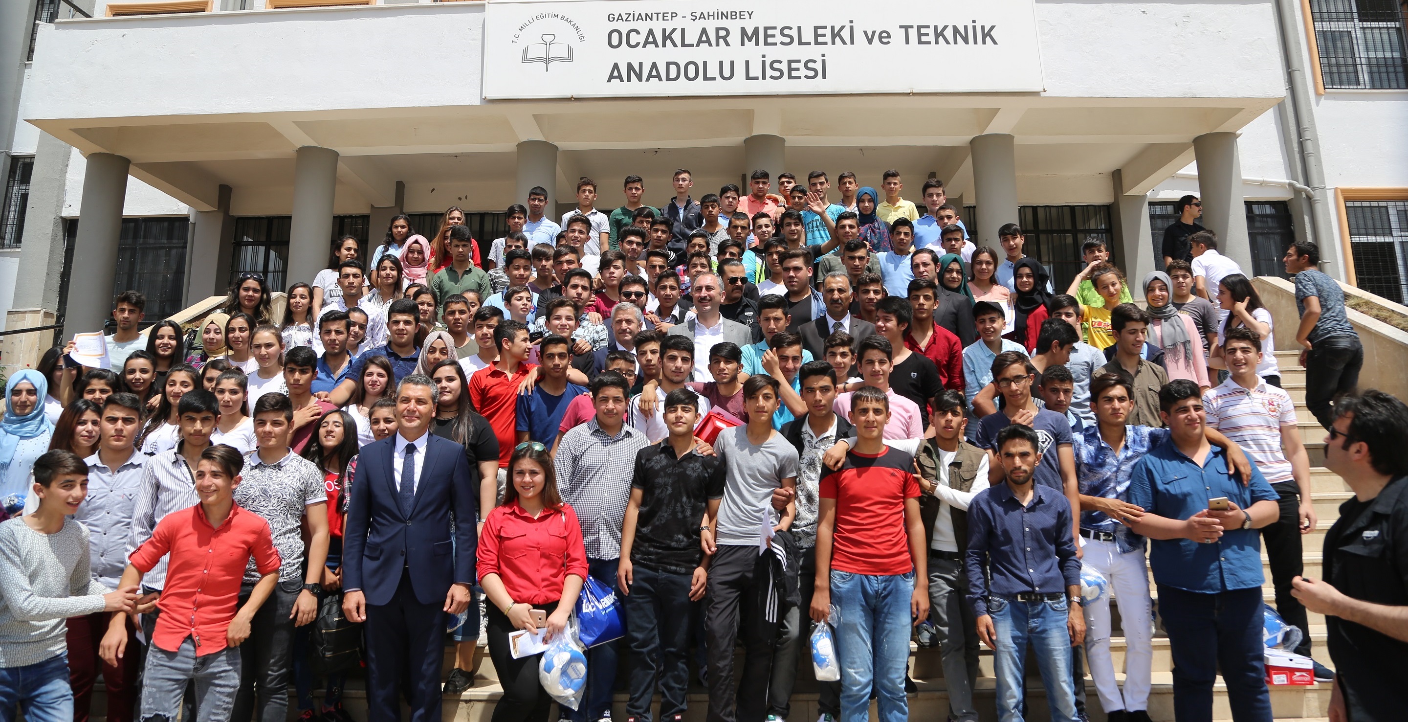 Bakan Gl ve Bakanmz, Karne Gnnde rencileri Yalnz Brakmad