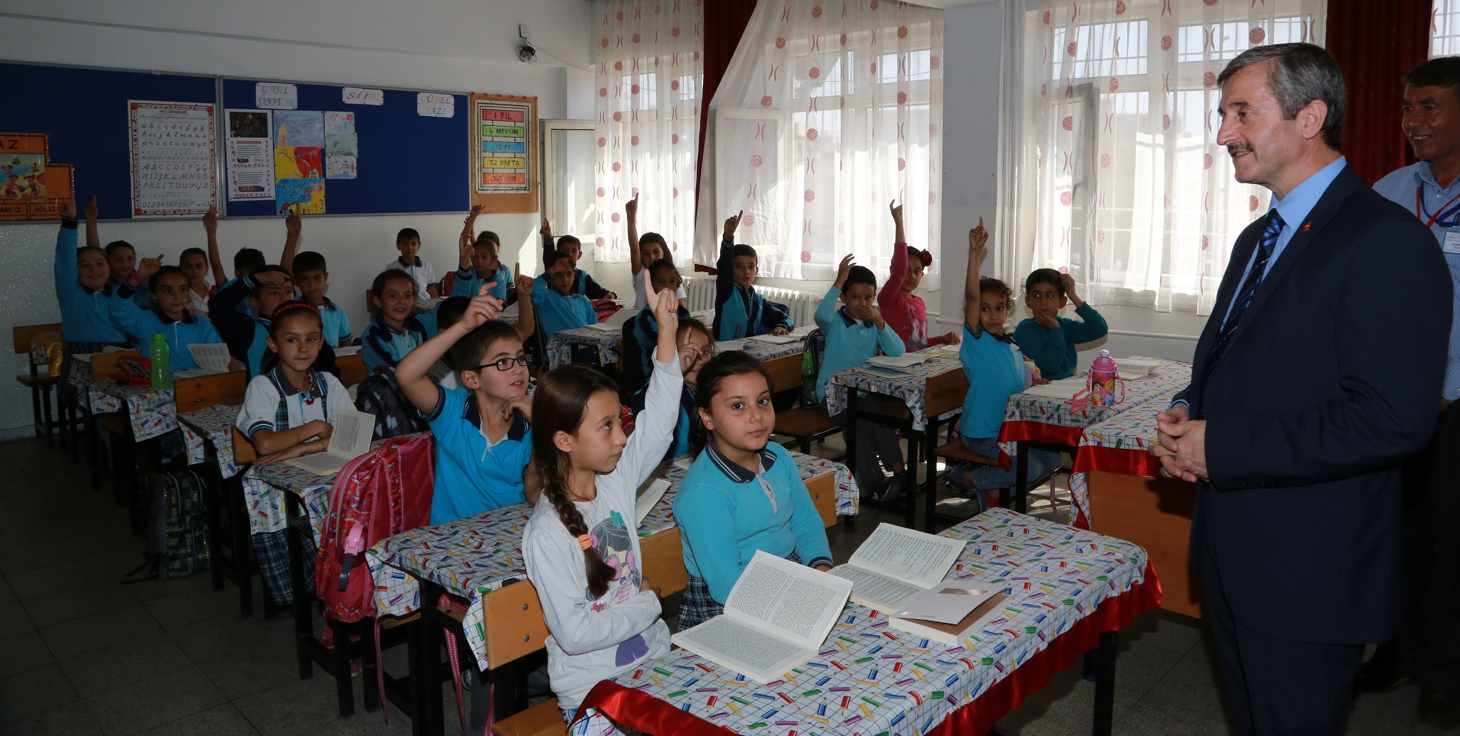 Ba�kan Tahmazo�lu ��rencilere Kitap Da��tt�