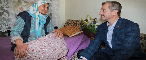 Bakan Tahmazolundan Kimsesiz Anneye Ziyaret