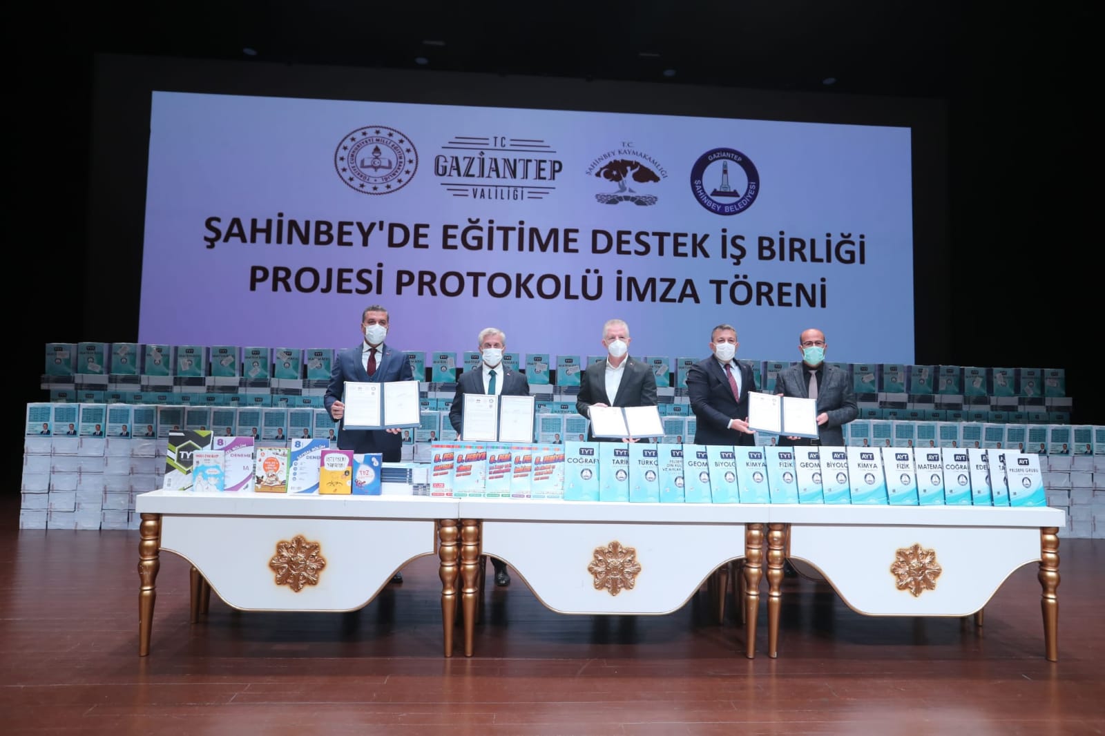 Bakanmzdan rencilere Milyonlarca Kitap
