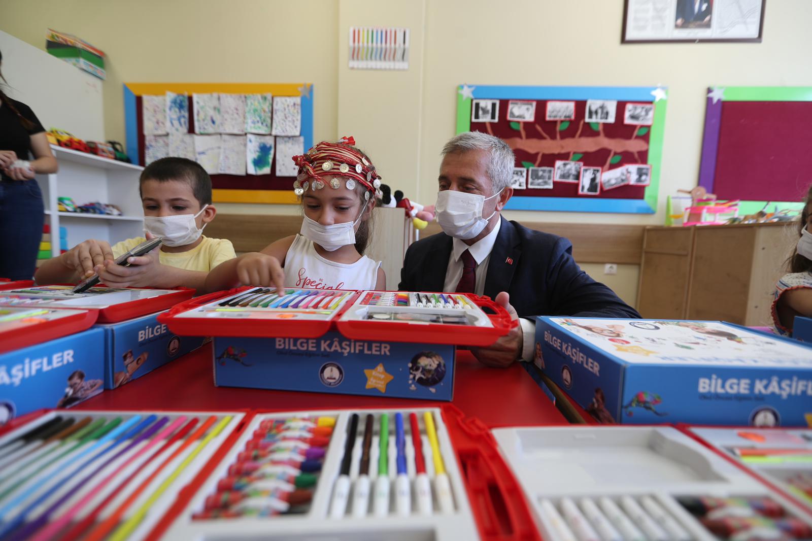 Bakanmz Minik rencilere Bilge Kifler Ve Boyama Seti Hediye Etti