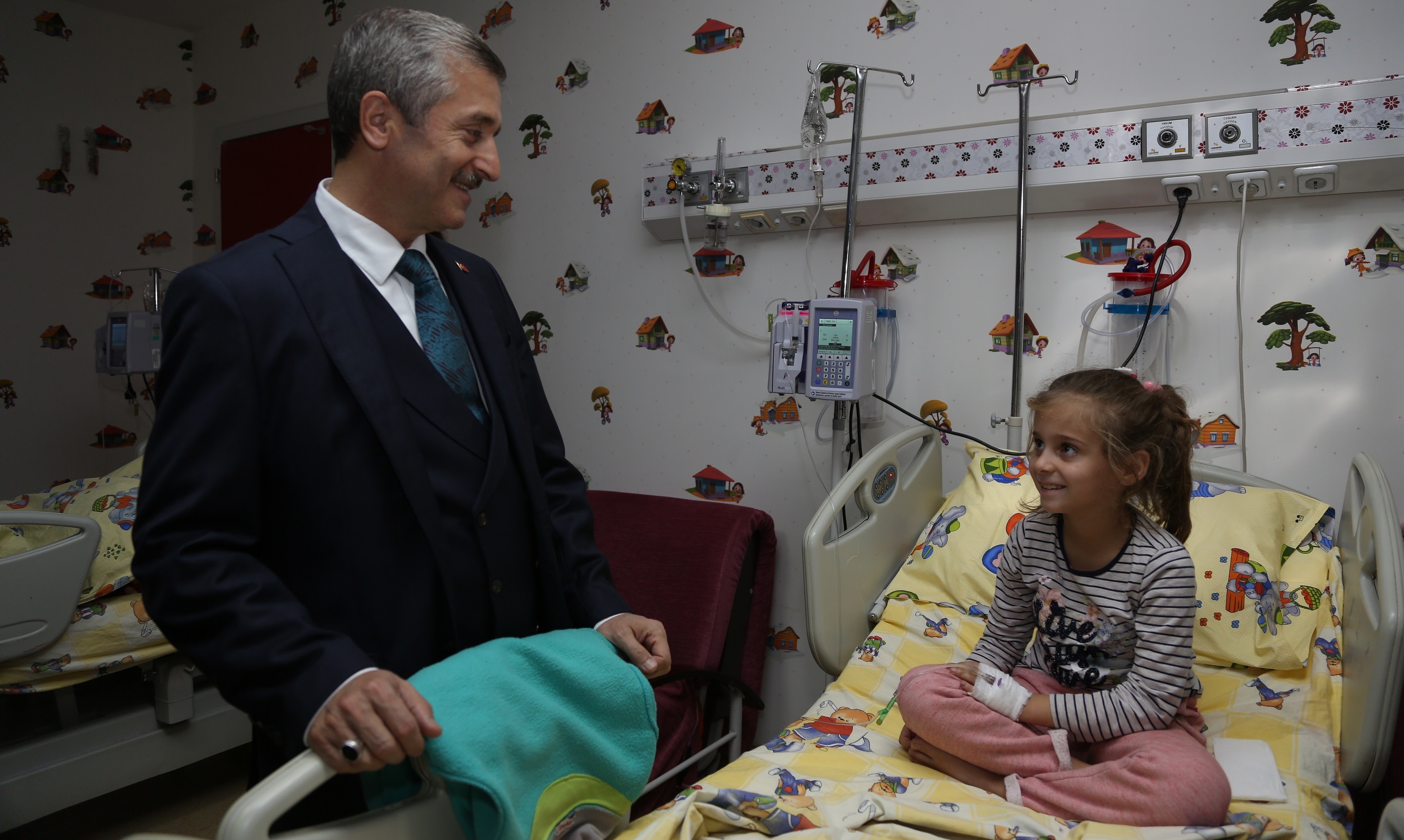 Bakan Tahmazolu Lsemili ocuklar Ziyaret Etti