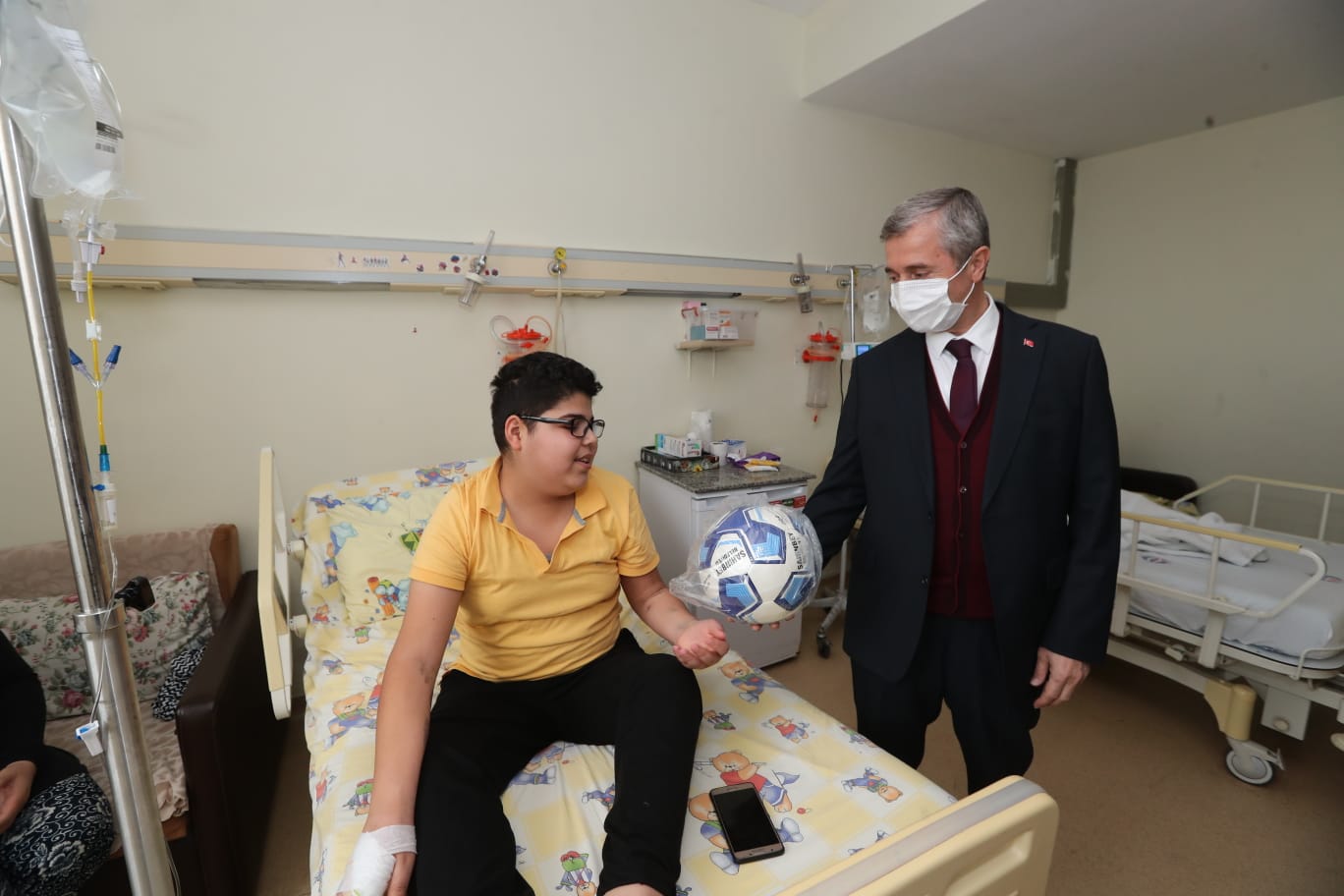 Bakanmz Minik Hastalar Ziyaret Etti