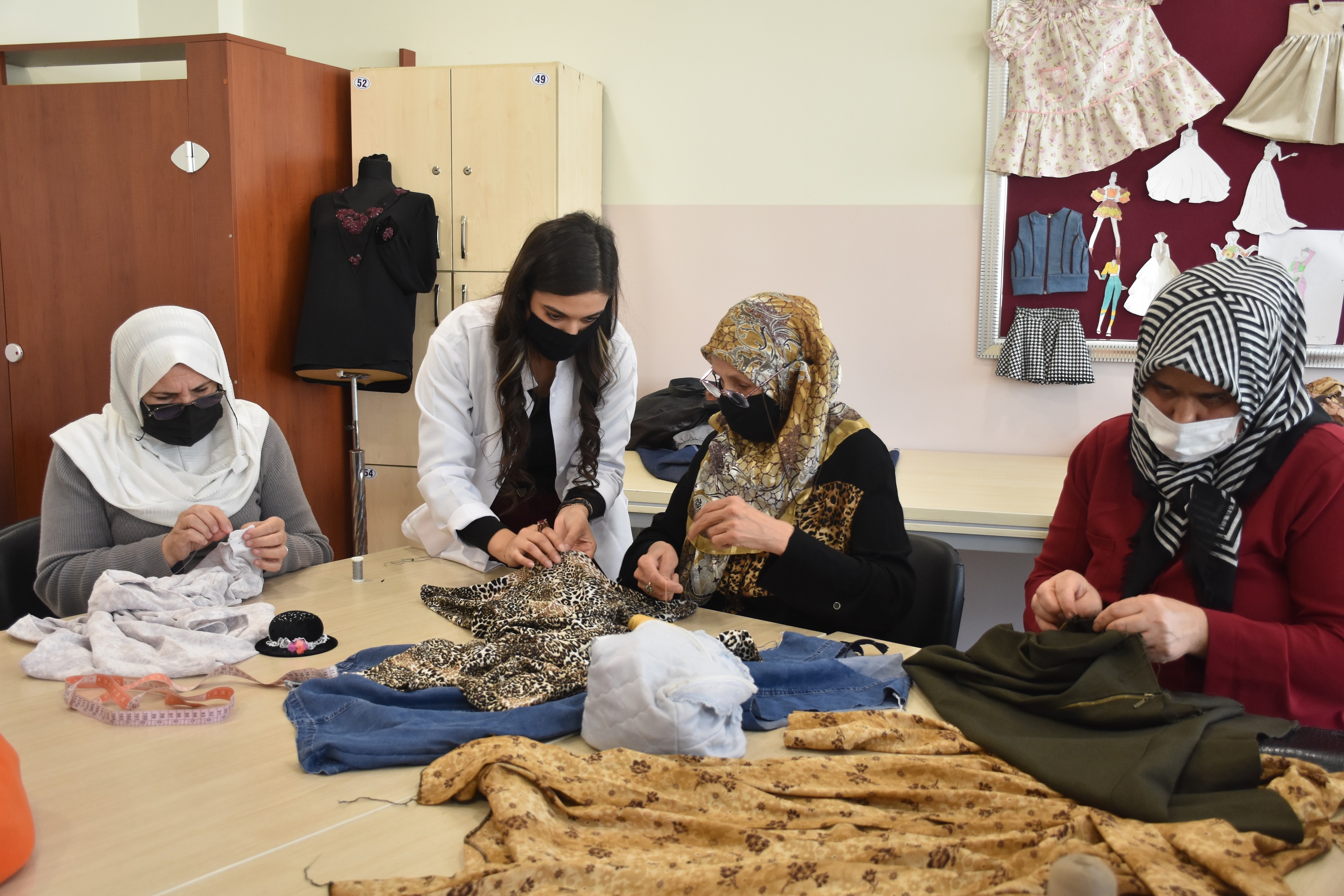 Şahinbey´de Kadınlar Elbiselerini Hem Ucuza Mal Ediyor,  Hem de Gelir Sağlıyor