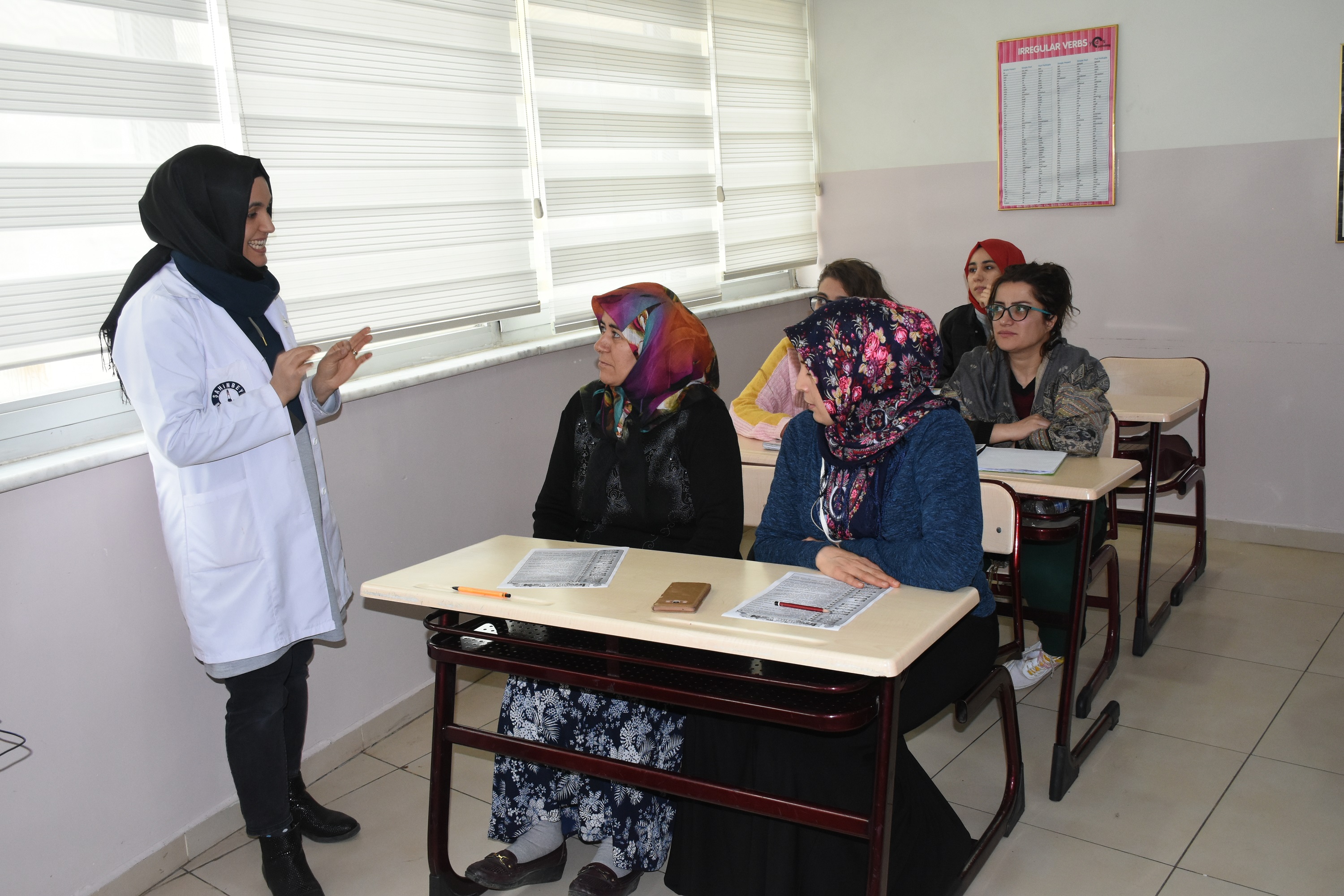 ahinbeyli Ev Hanmlar ngilizce reniyor