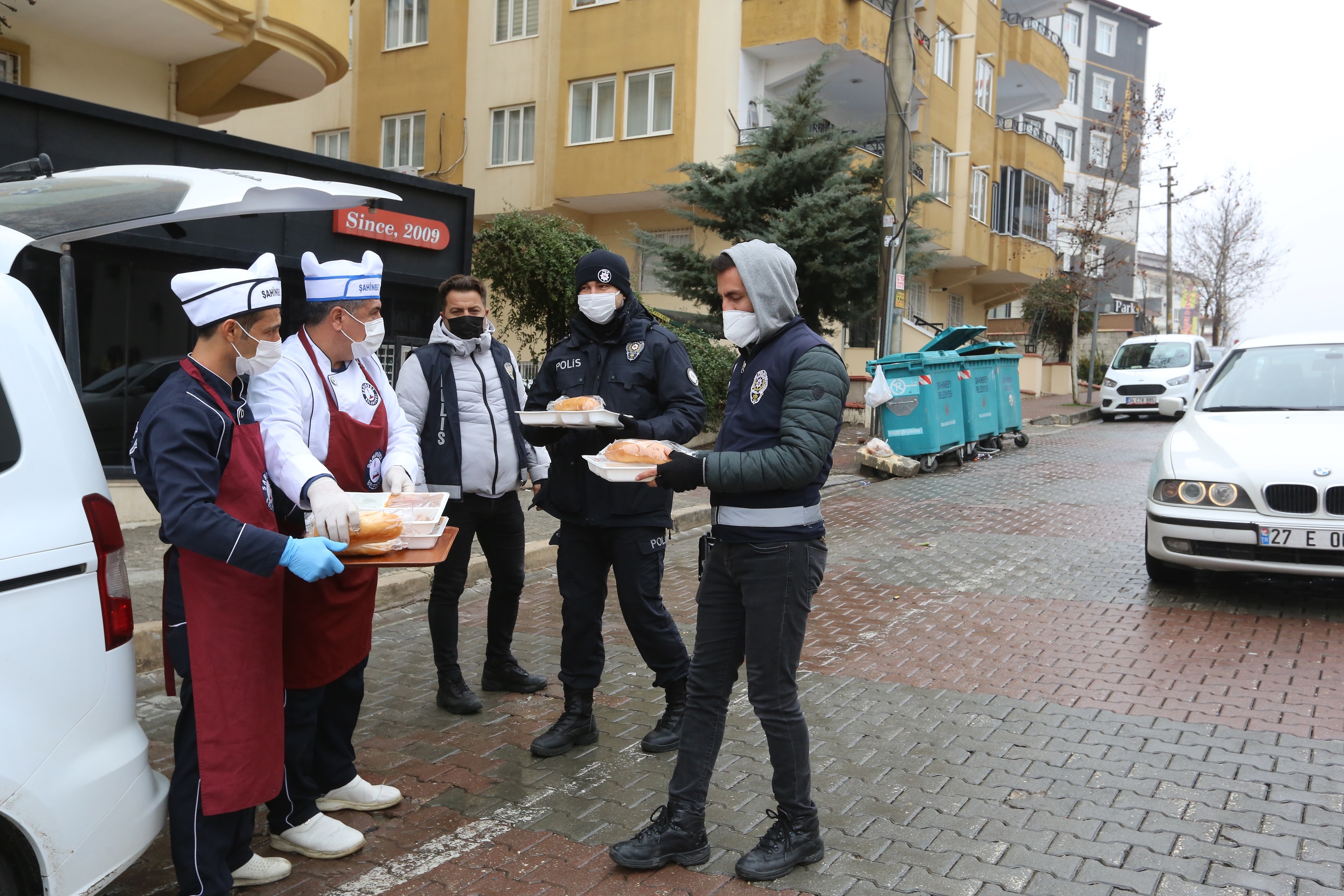 Belediyemizden Grev Bandaki Polislere Scak Yemek kram