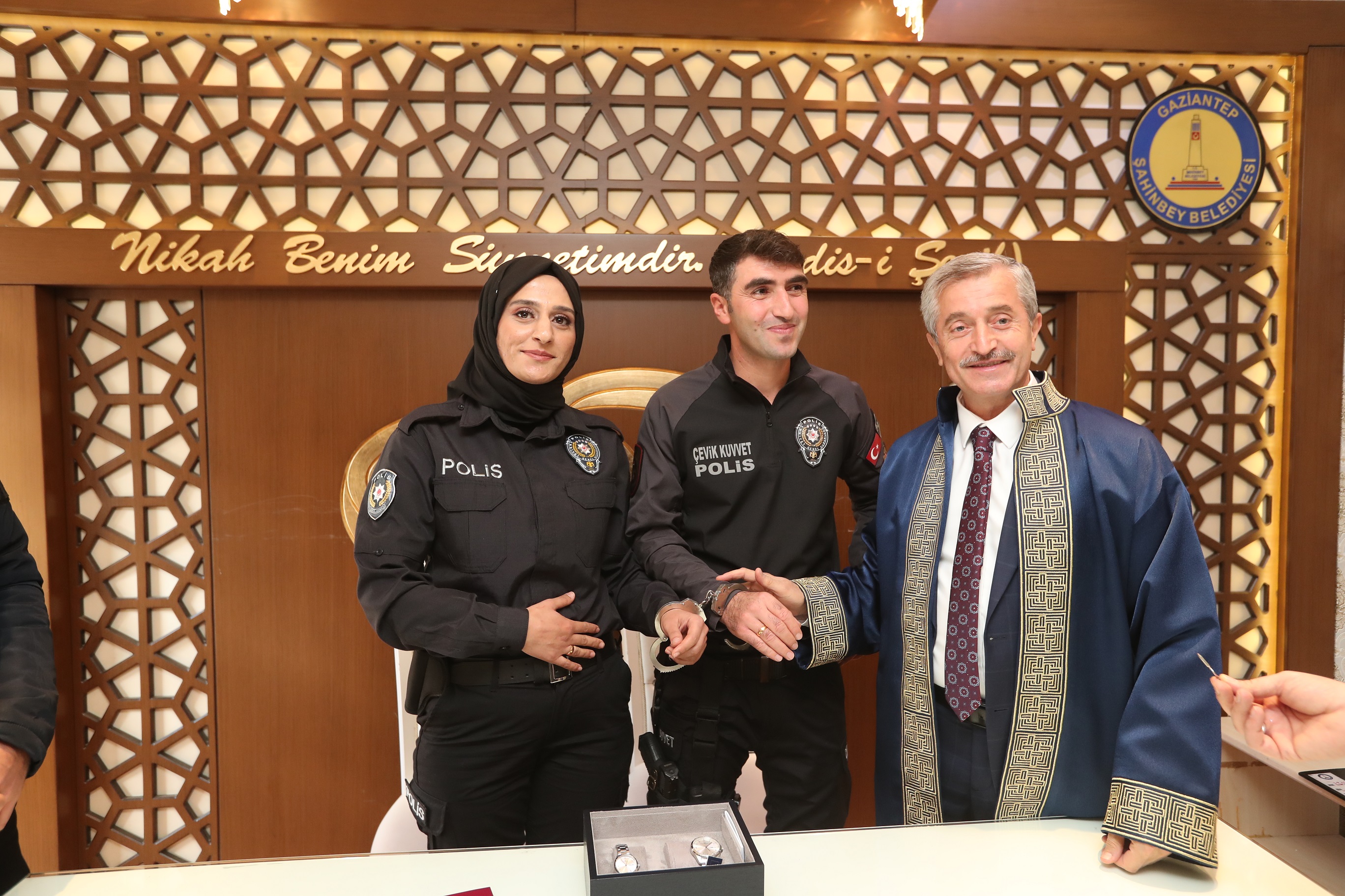 Bakanmzdan Polis ifte Kelepeli Nikh