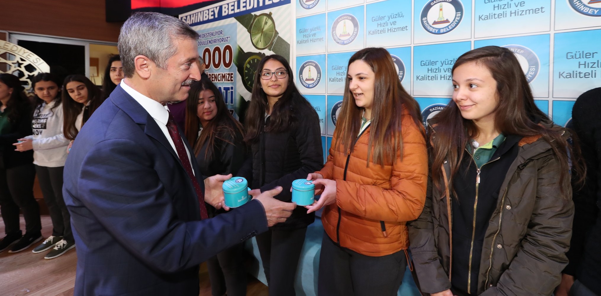 Ba�kan�m�z ��rencileri �d�llendiriyor