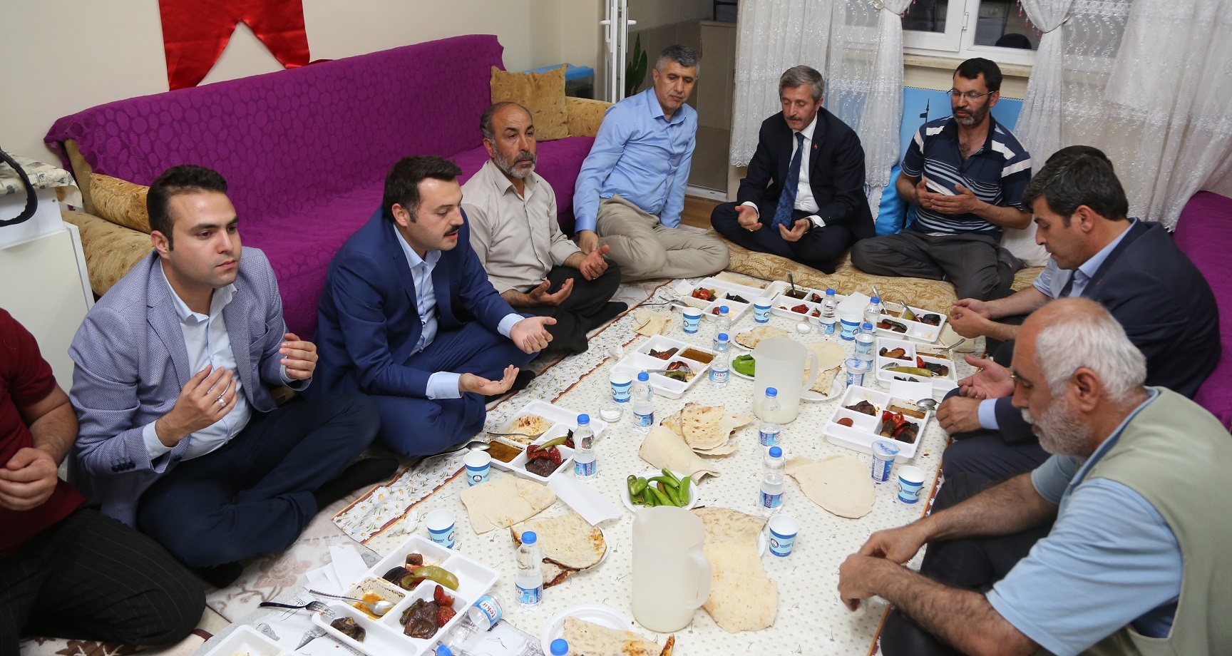Bakan Mehmet Tahmazolu ftarn ehit Evinde At