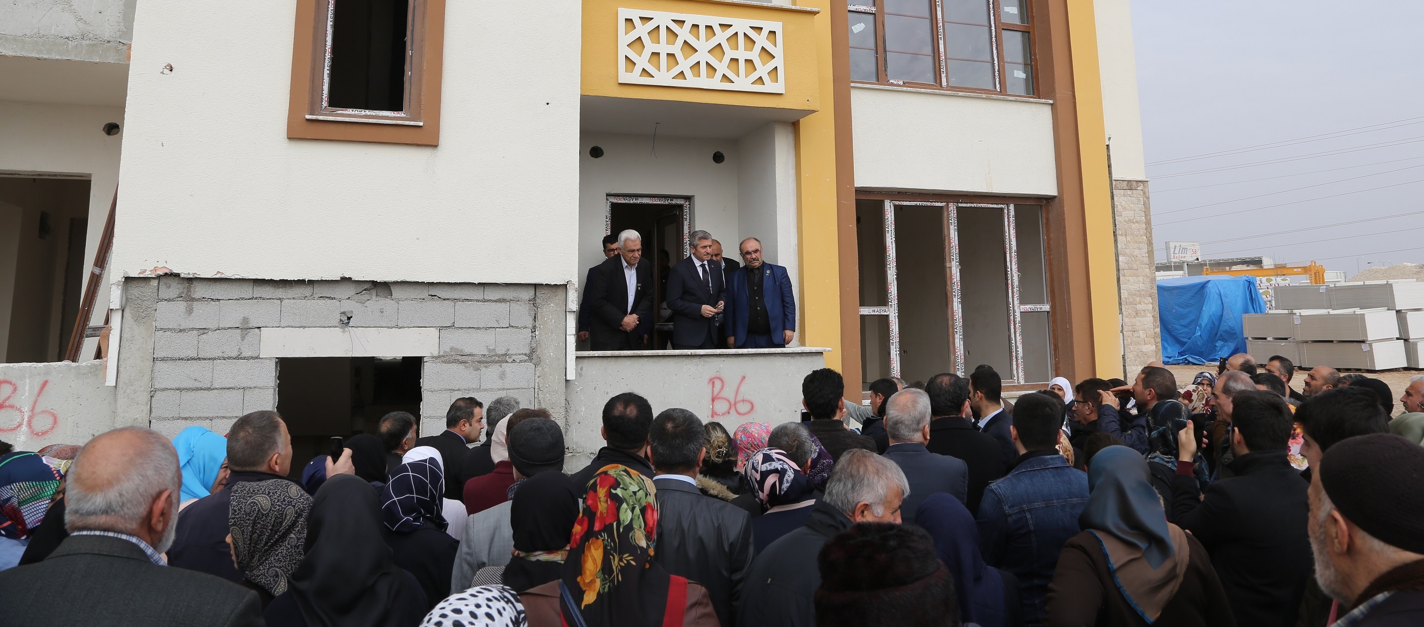 �ehit Aileleri ve Gaziler Yeni Yuvalar�n� Gezdiler