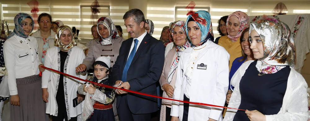 Bakan Tahmazolu, El Sanatlar Sergisinin Aln Yapt