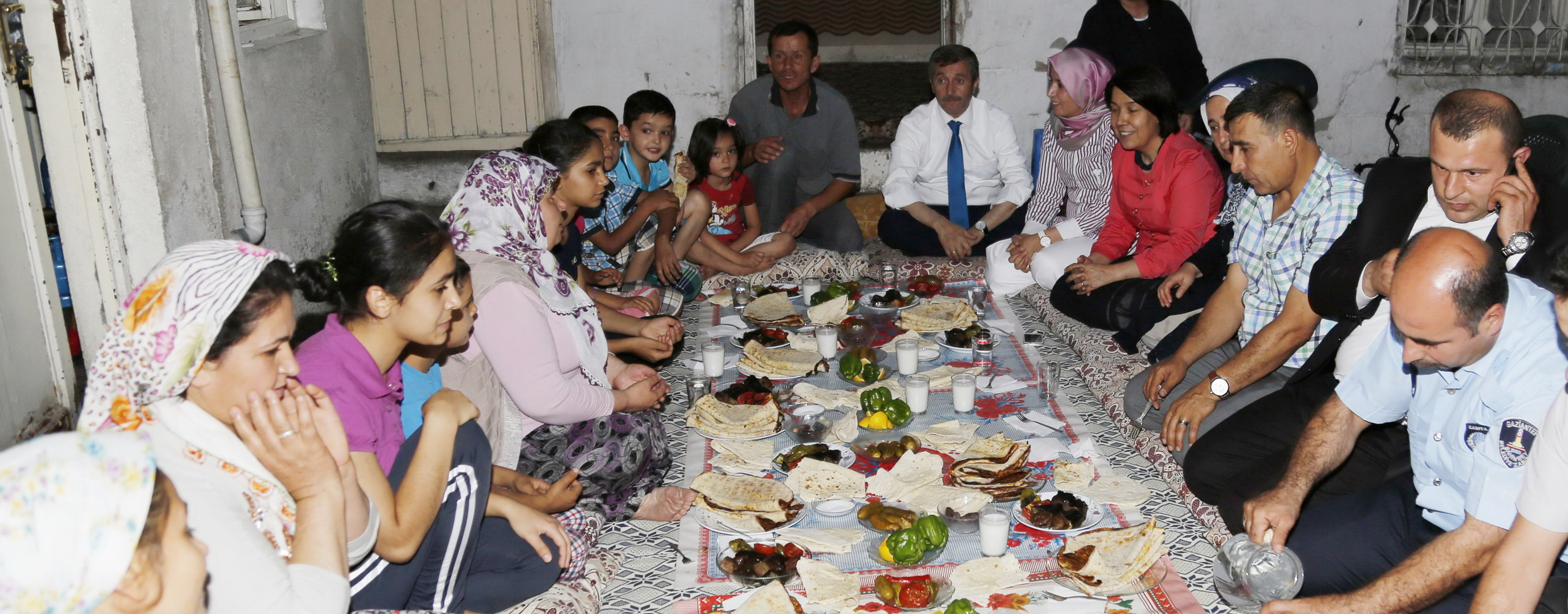 Bakan Tahmazolu ftarn apan Ailesi le Birlikte At