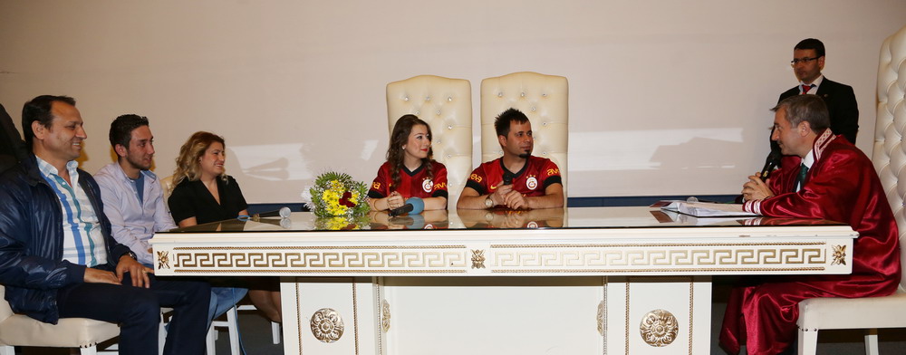 Bakan Tahmazolu Galatasarayl Fanatik iftin Nikahn Kyd