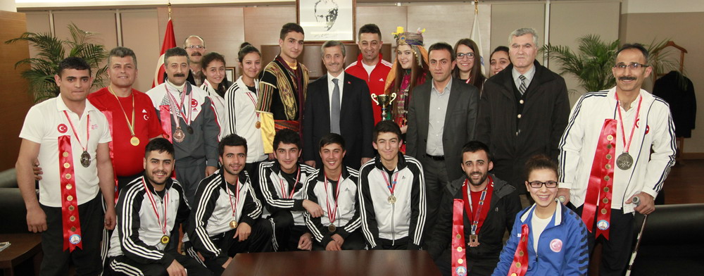 Bakan Tahmazolu, Dnya ve Trkiye ampiyonlarn dllendirdi