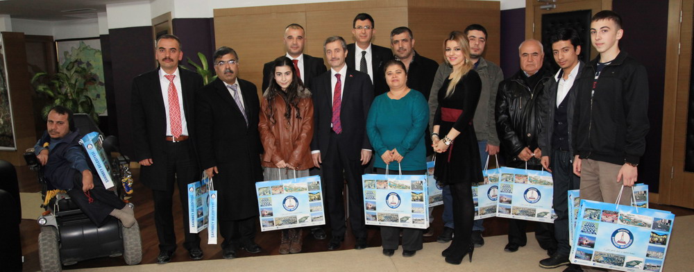 Bakan Tahmazolu Twitter ve Facebookta Soruyu Bilenlere Kitap Hediye Etti