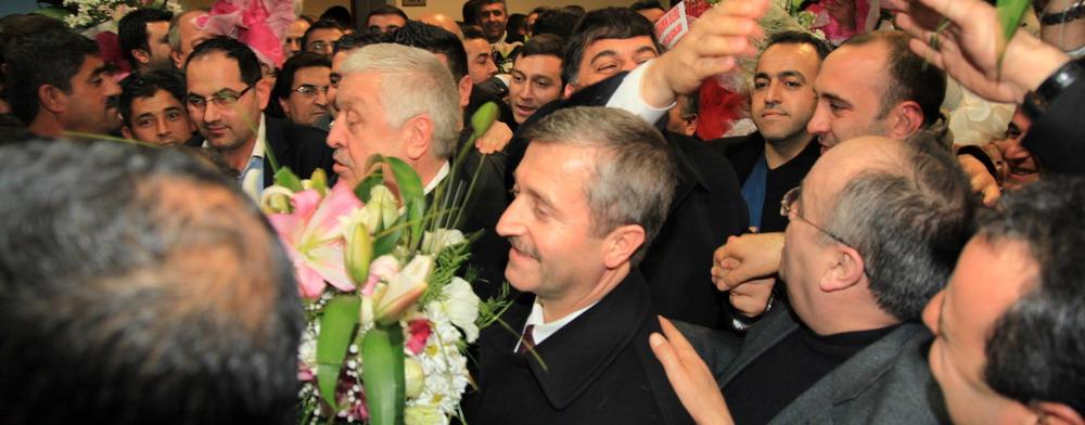 Bakan Tahmazolu Havaalannda ieklerle Karland