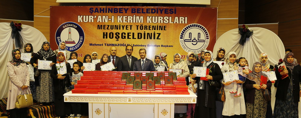 Bakan Tahmazolu, 1332 Kursiyere Kuran- Kerim Hediye Etti