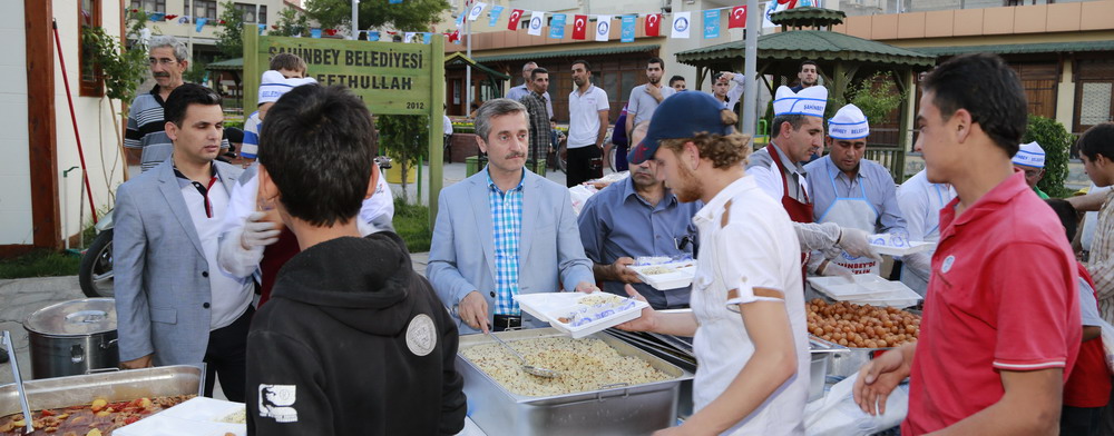 Bakan Tahmazolu ftar adrnda Yemek Datt