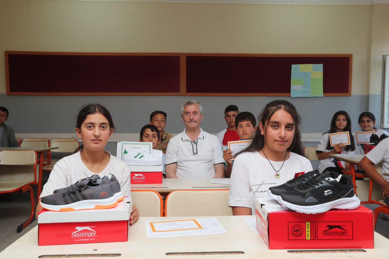 Belediyemizden rencilere 1 Milyondan Fazla Spor Ayakkabs Hediye