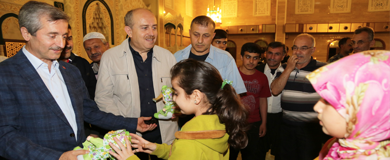 Tahmazo�lu, �ocuklar� Oyuncaklar �le Sevindiriyor