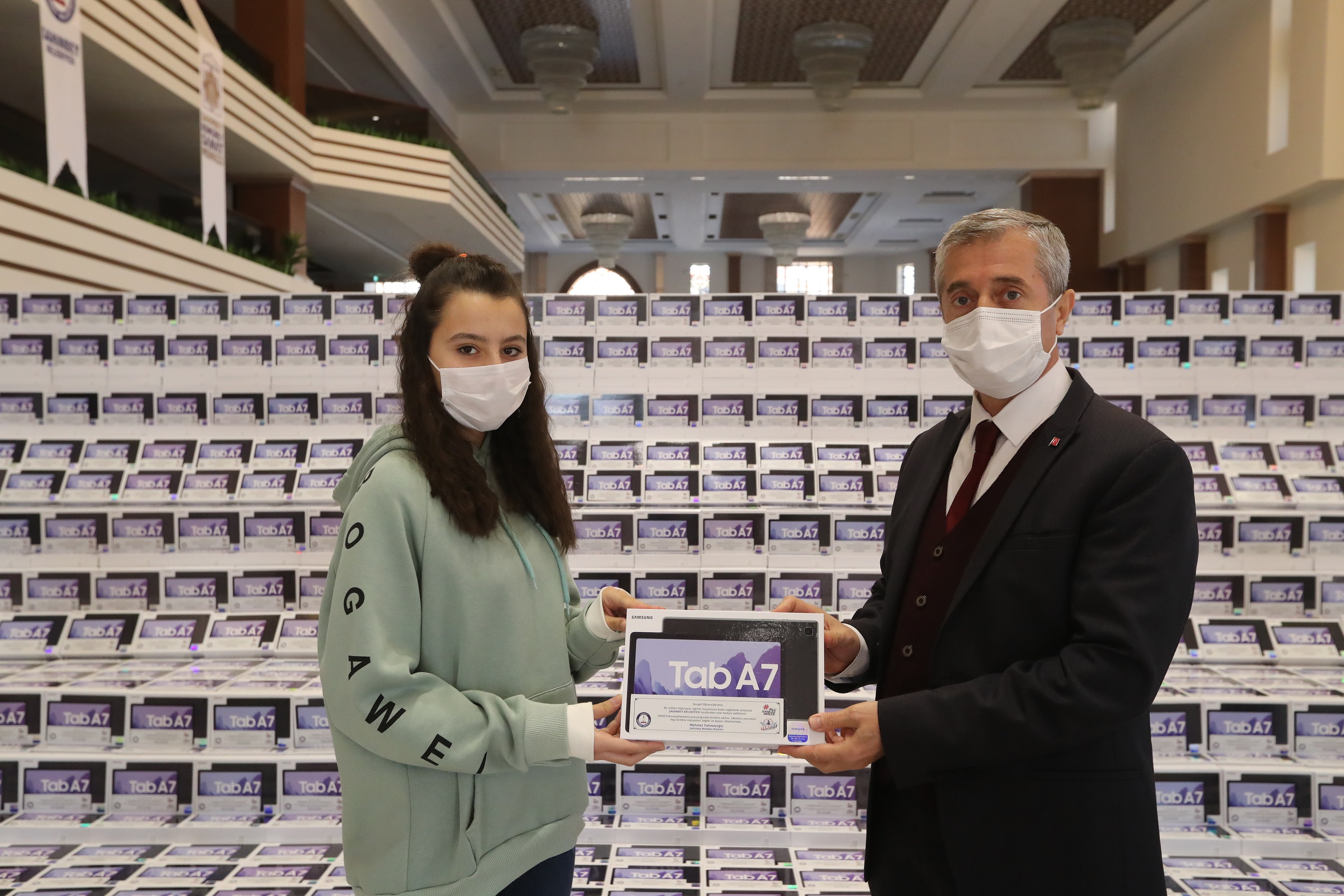 Belediyemizden Pandemide ��rencilere 50.000 Adet Tablet Deste�i