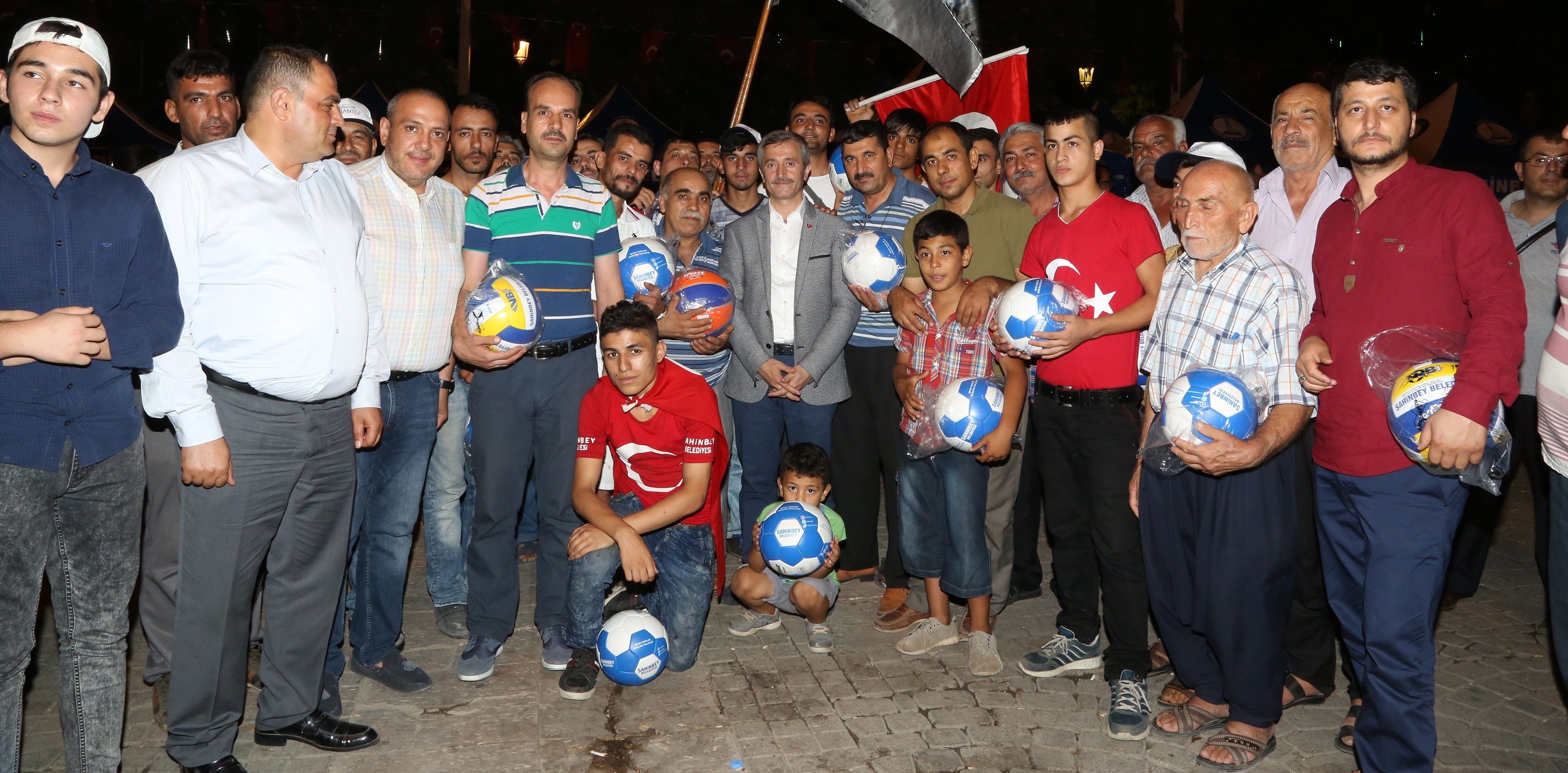 Şahinbey Demokrasi Nöbeti Tutanlara Top Dağıttı