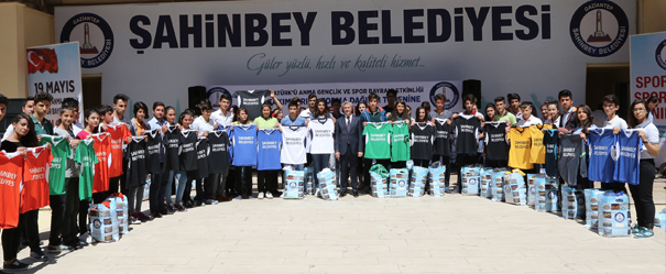 ��rencilerin Karne Hediyesi Ba�kan Tahmazo�lu�ndan