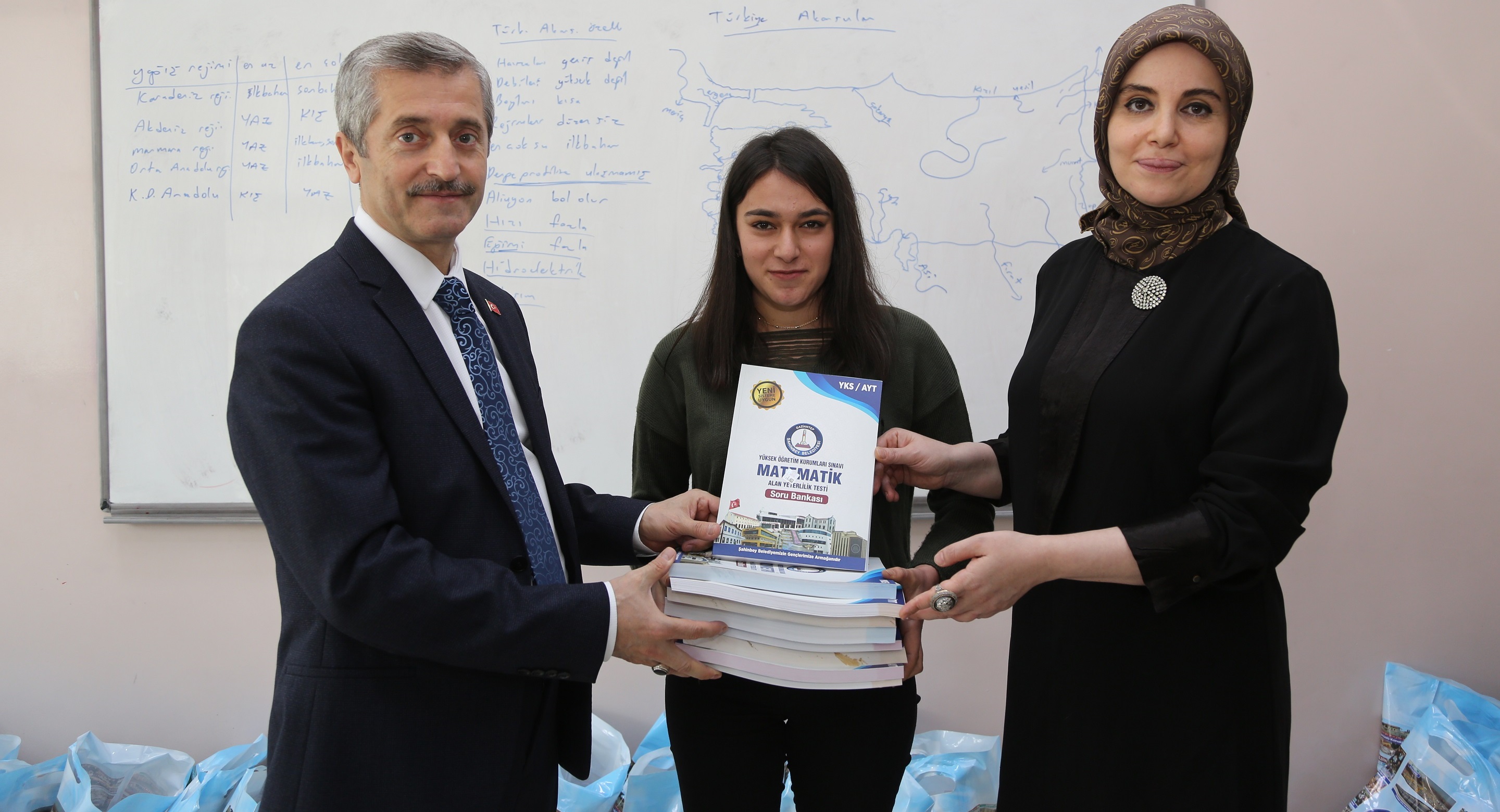 E�itime Deste�imiz S�r�yor