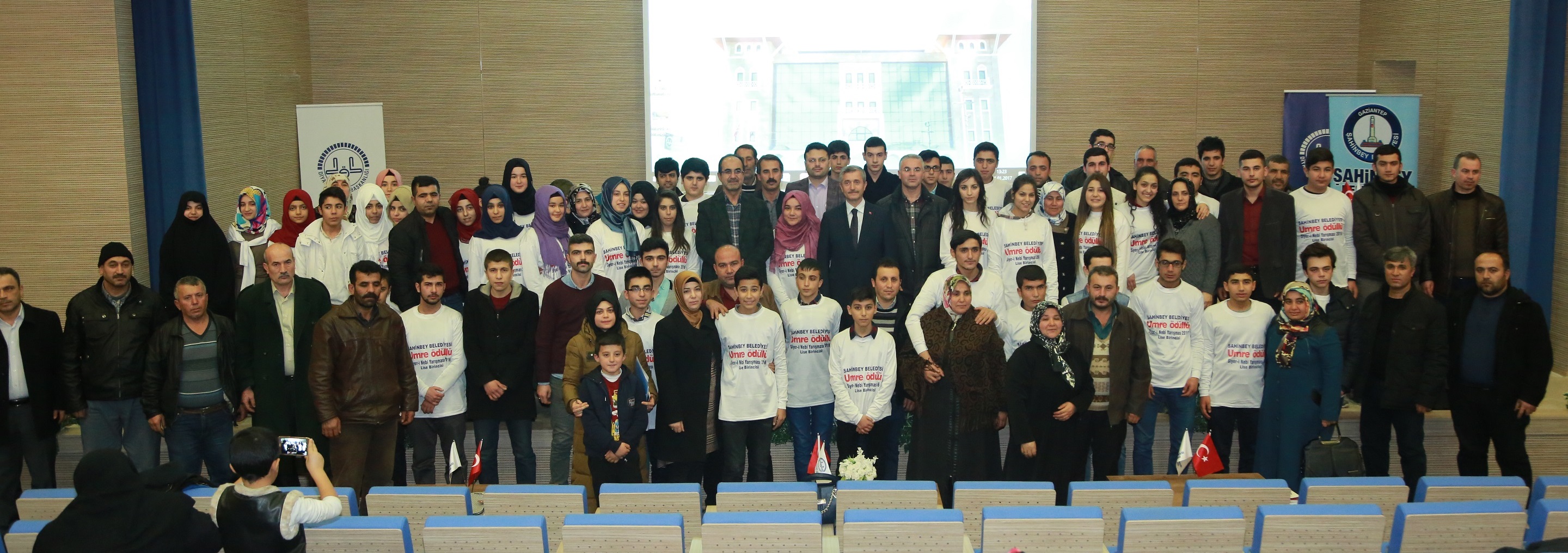 ahinbey Belediyesi rencileri Umreye Gnderiyor