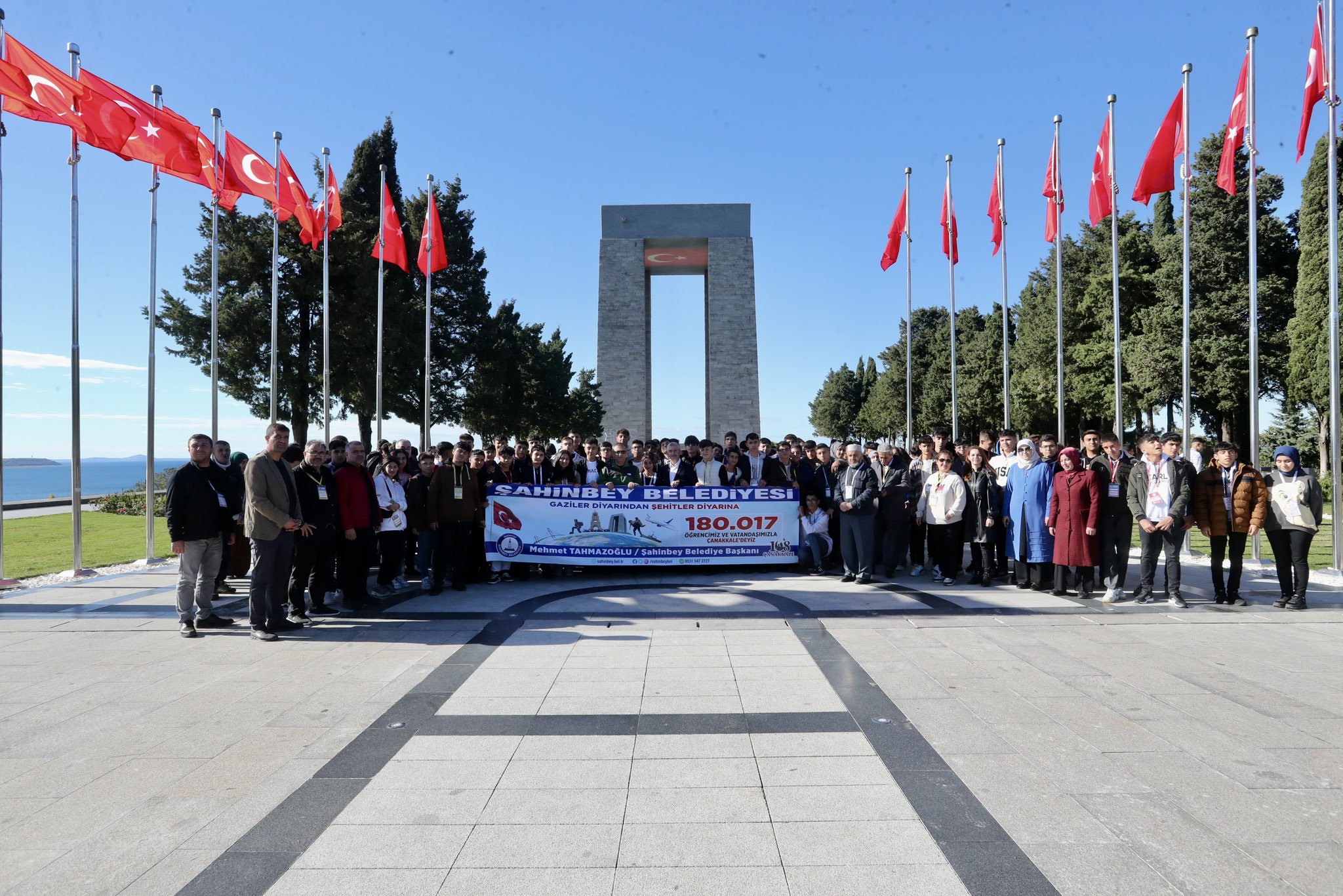 Vali eber ve Bakanmz renciler le Birlikte Ecdad Ziyaret Ettiler 