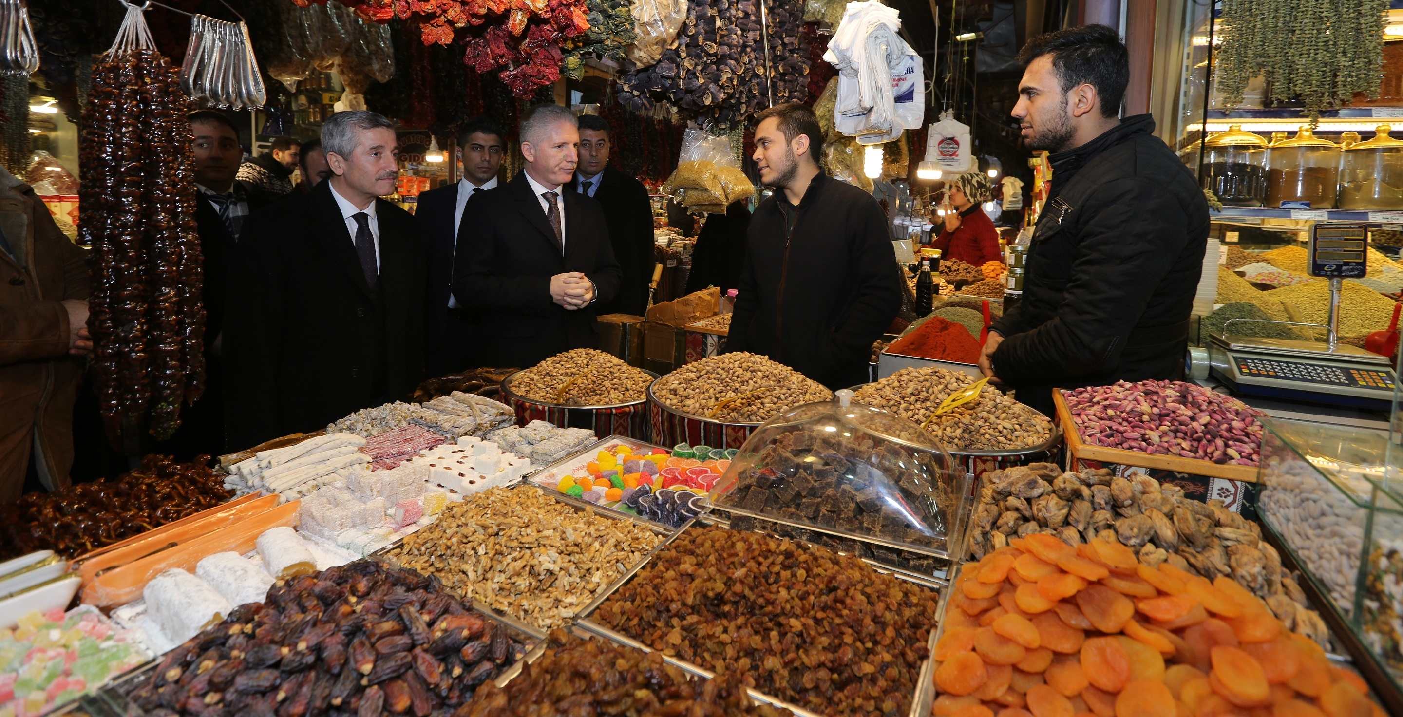 Vali Gl ve Bakanmz Esnaf Ziyaret Etti