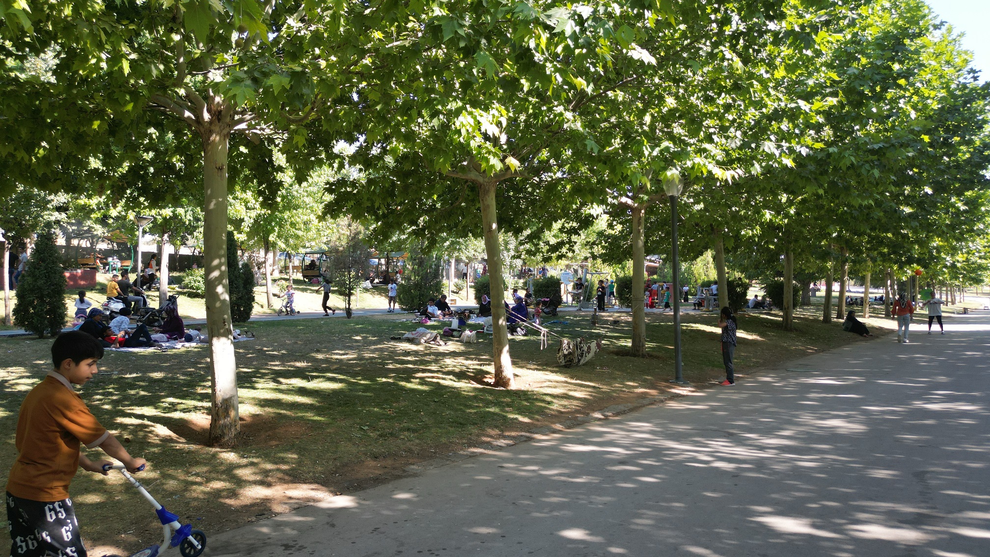 Vatandalar Belediyemizin Parklarnda Serinliyor