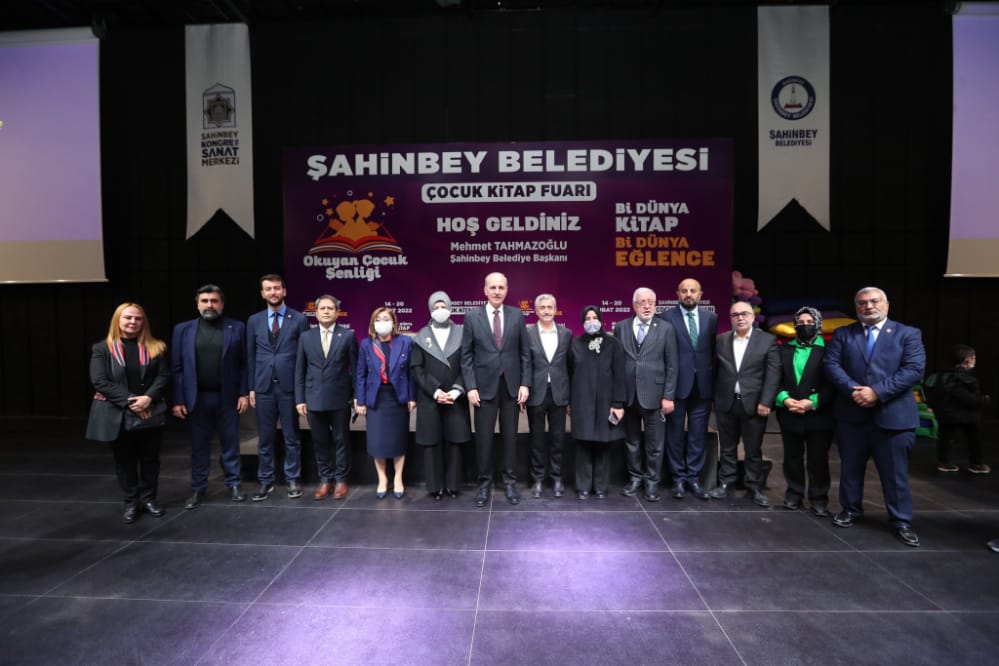 Ak Parti Genel Bakanvekili Prof. Dr. Numan Kurtulmu ocuk enlii Kitap Fuarn Ziyaret Etti