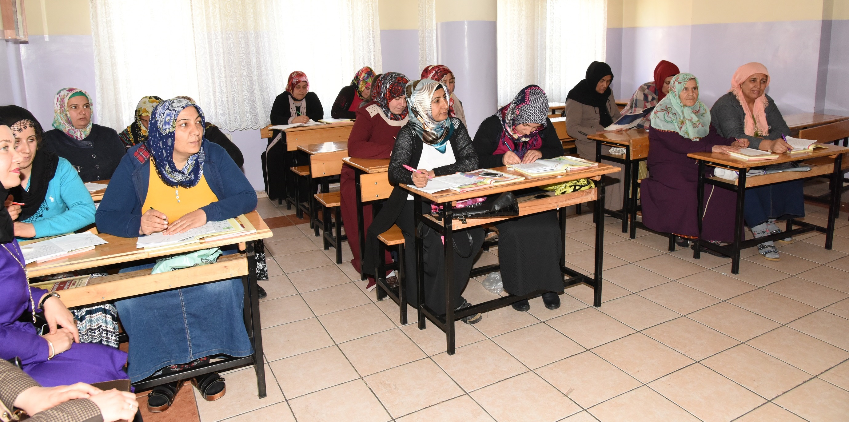 Yetim Anneler Okuma Yazma ��reniyor