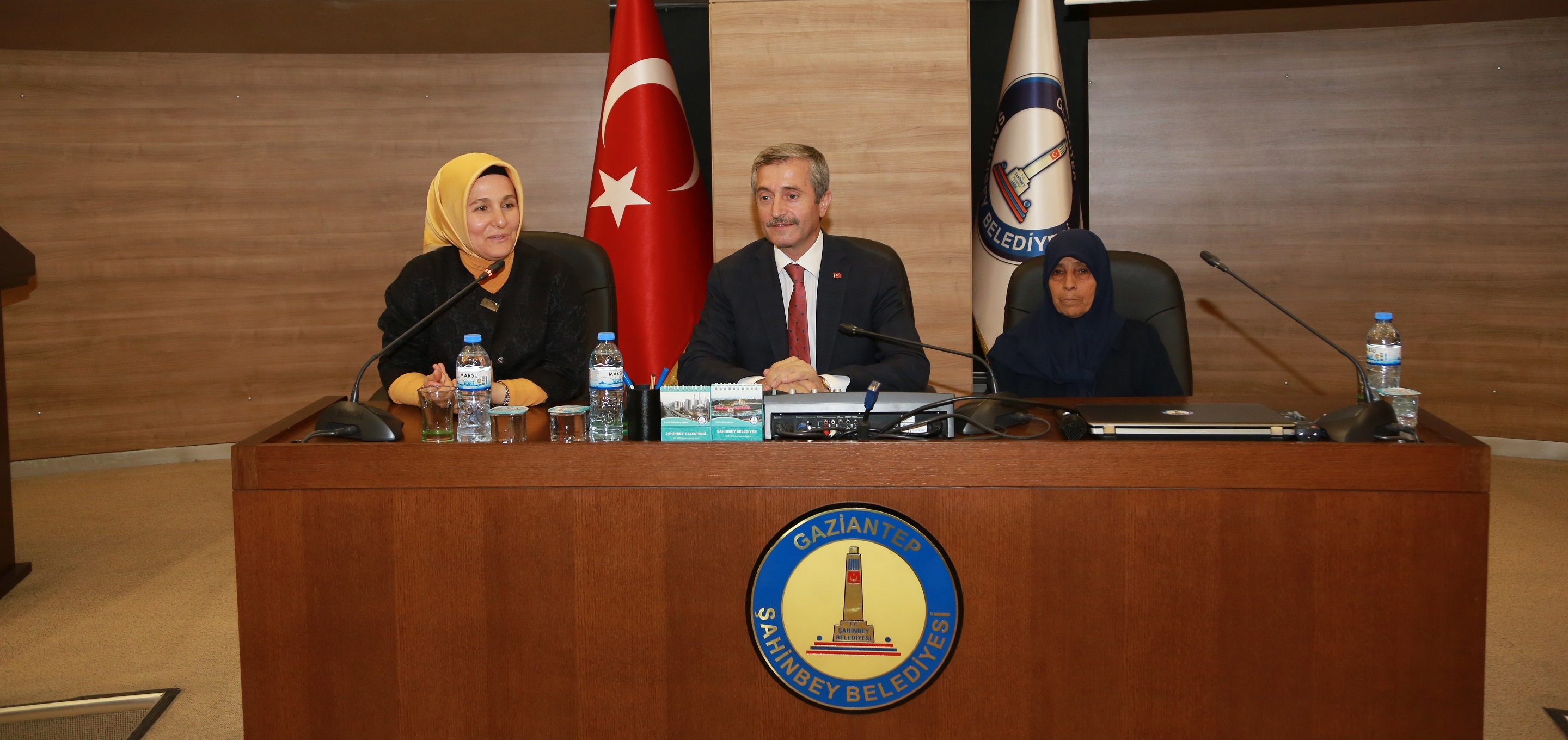 Kad�n Kollar�ndan Ba�kana Ziyaret