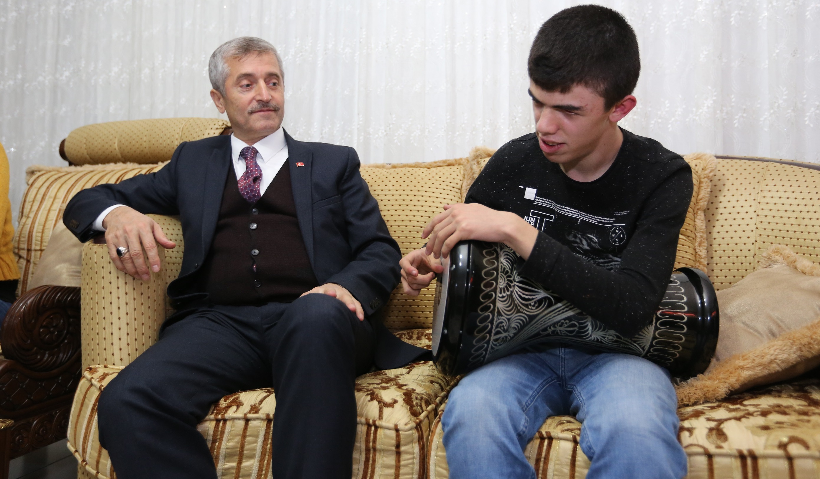 Bakanmz, Grme Engelli Gktuu Evinde Ziyaret Etti