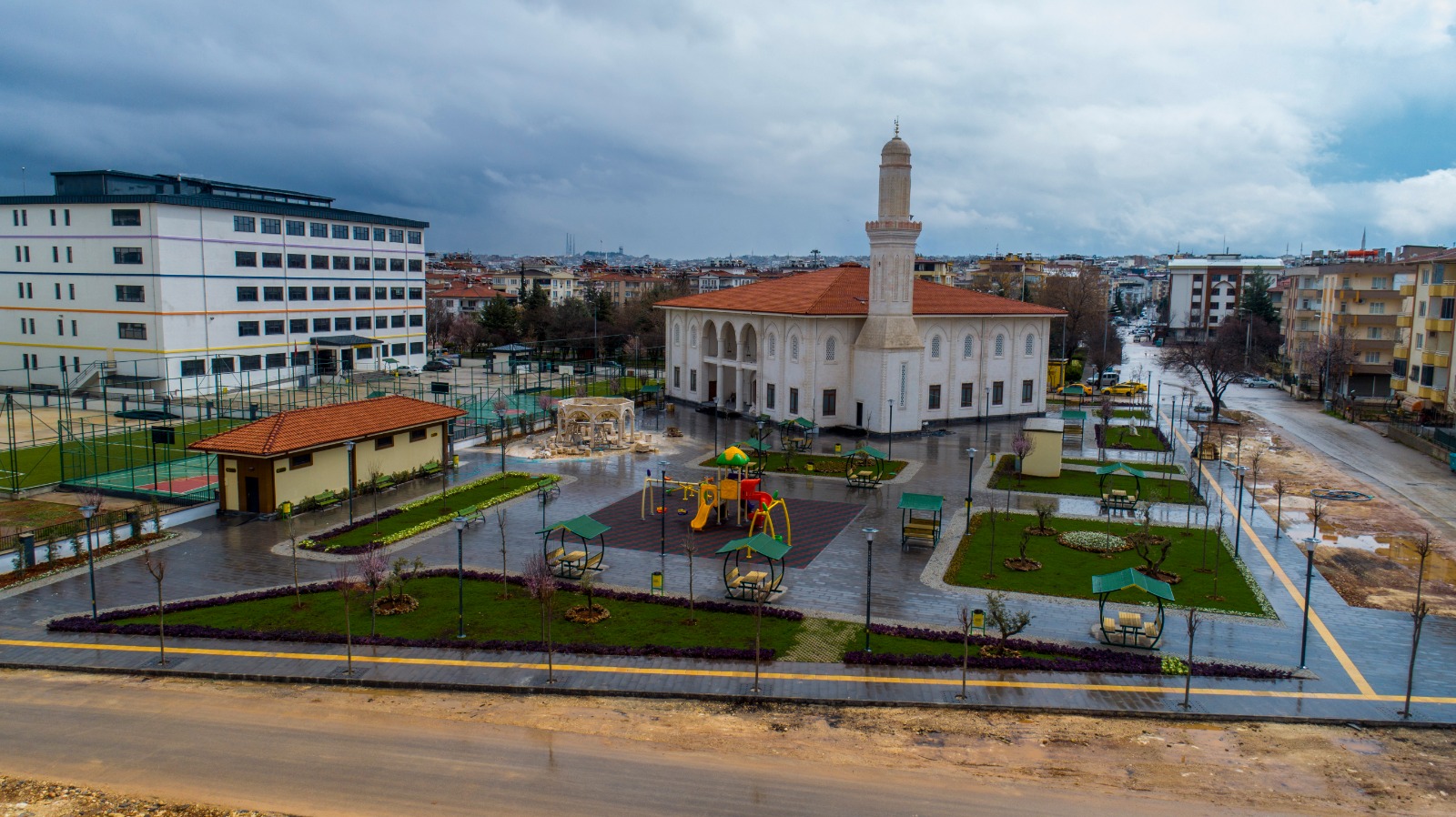 aban Durur Camii Yan Park
